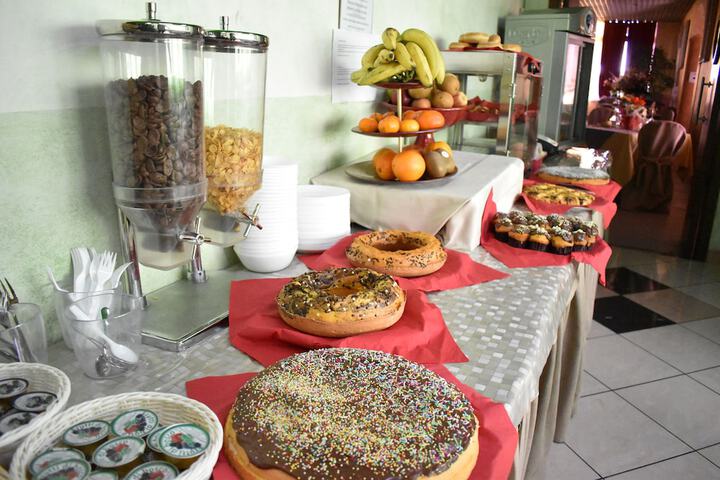 Breakfast/Coffee Service 80 of 109