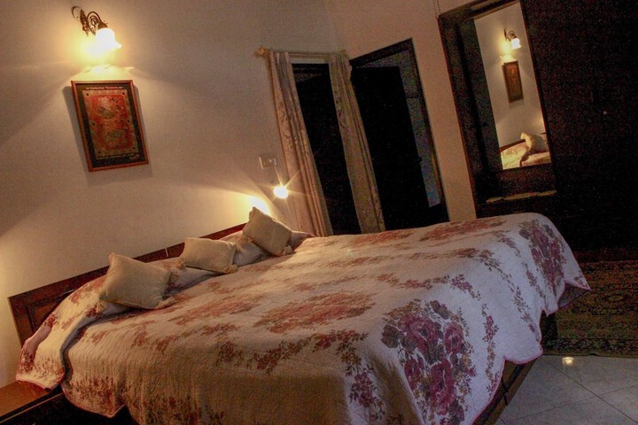 Room 7 of 9