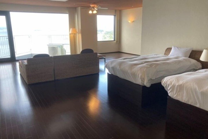 Room 10 of 28