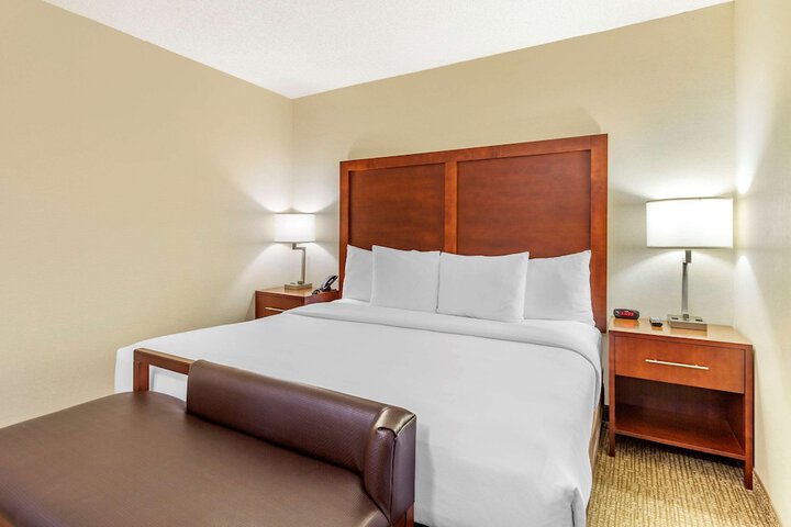 1 King Bed (2 of 19)