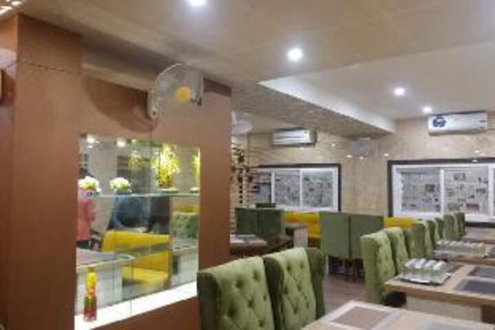 Dining 3 of 12