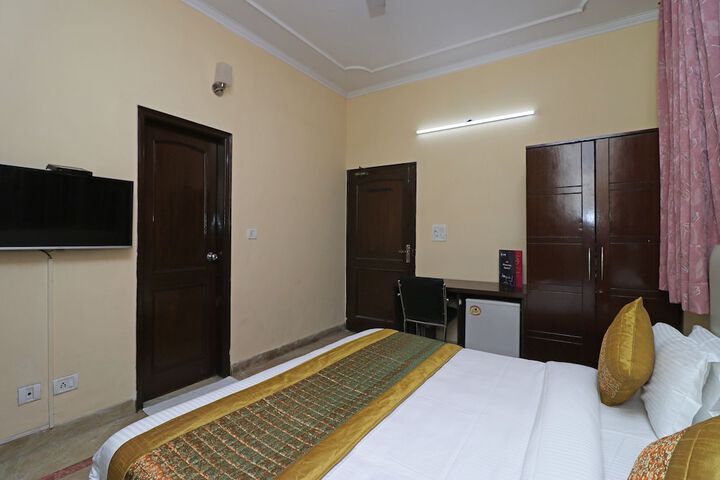 Room 8 of 18