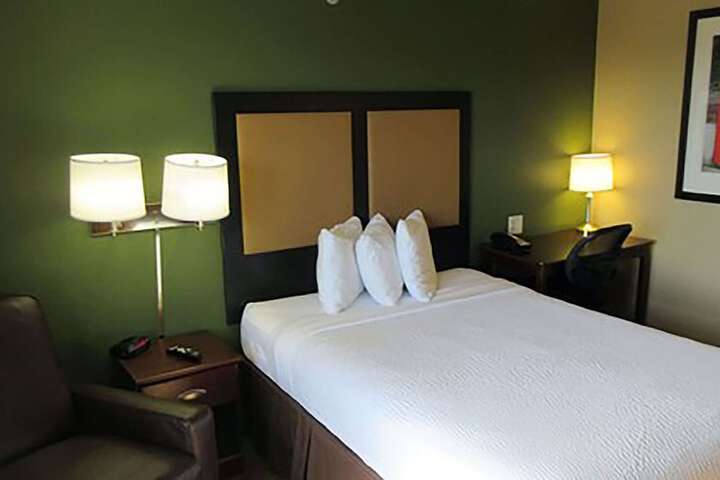 1 Queen Bed (11 of 30)