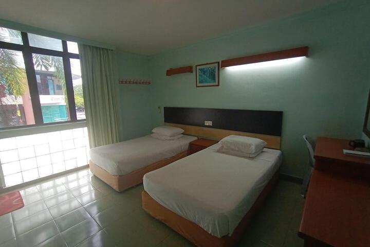 Room 33 of 47
