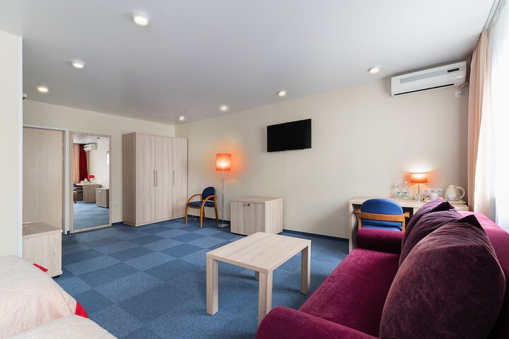 Room 21 of 142