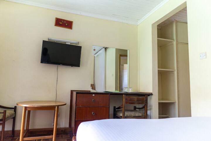 Room 3 of 77