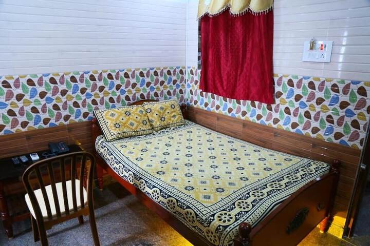 Room 4 of 9
