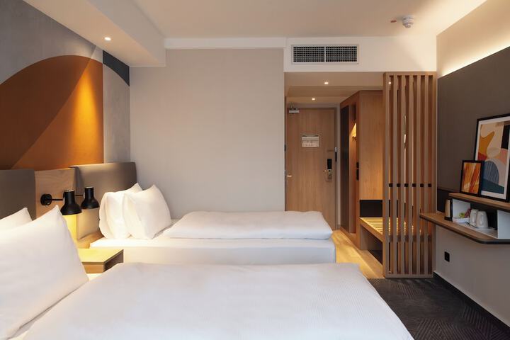 Room 43 of 182