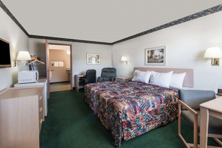 Room 4 of 18