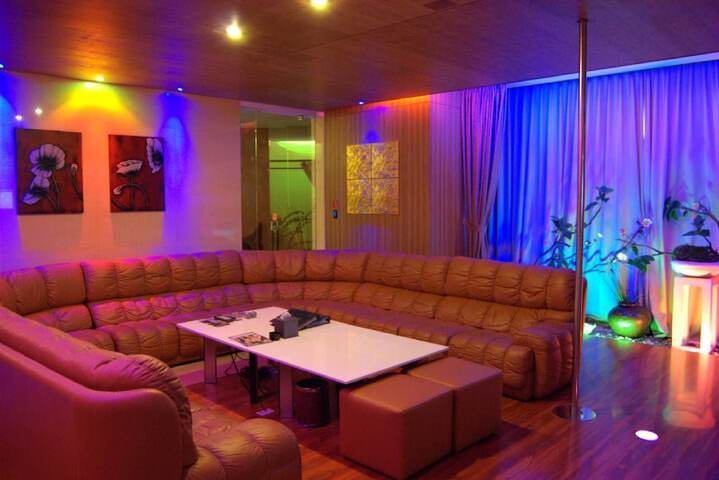 Room 28 of 49