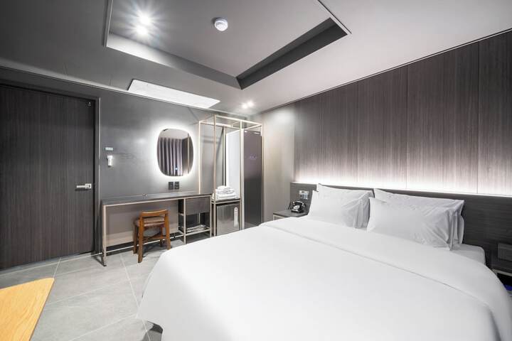 Room 18 of 42