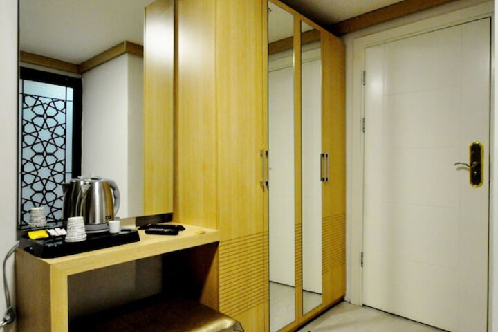 Room 13 of 42