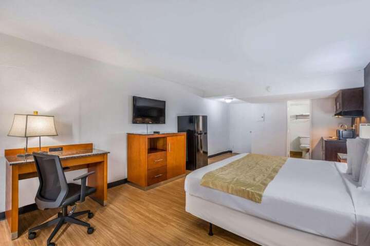 1 King Bed (10 of 10)