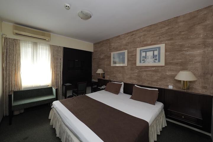 Room 6 of 22