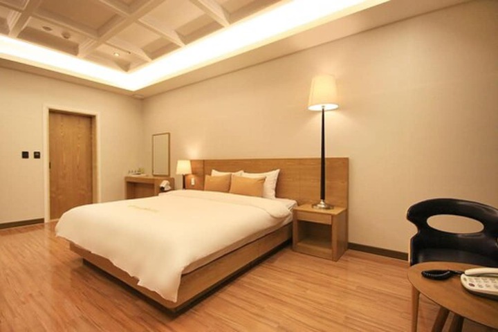 Room 21 of 34