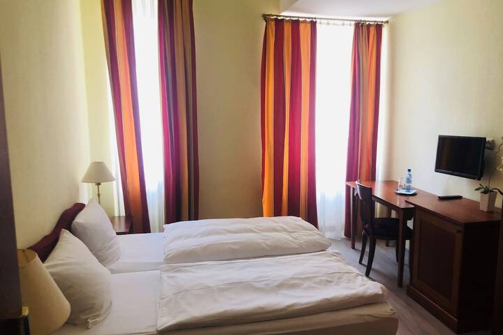 Room 4 of 82