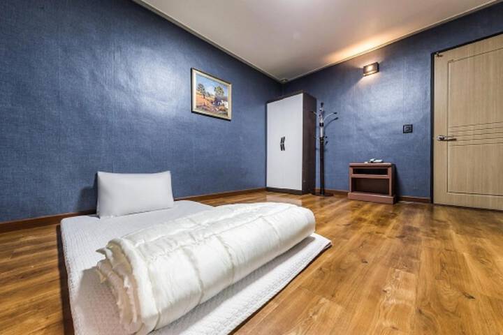Room 16 of 52