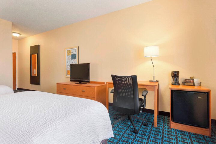 Accessible 2 Queen Accessible Roll in Shower Microwave and Refrigerator Full Breakfast (4 of 5)