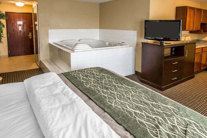 1 King Bed (6 of 22)
