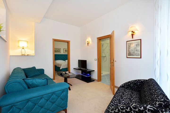 Room 32 of 59
