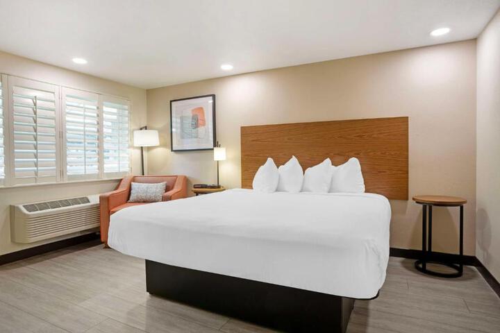 1 King Bed Microwave and Refrigerator Full Breakfast (11 of 11)