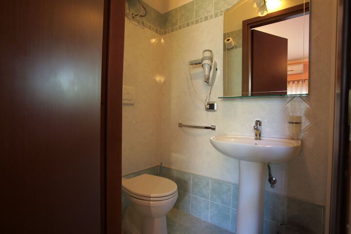 Room 16 of 19