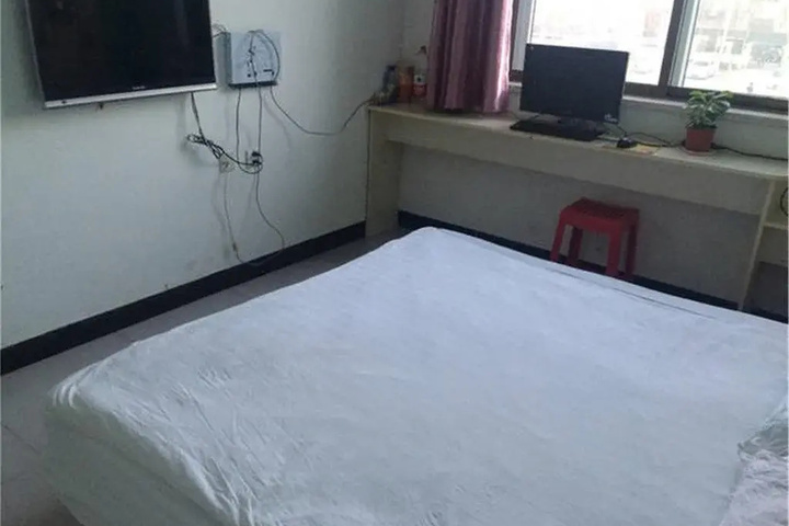 Room 6 of 12