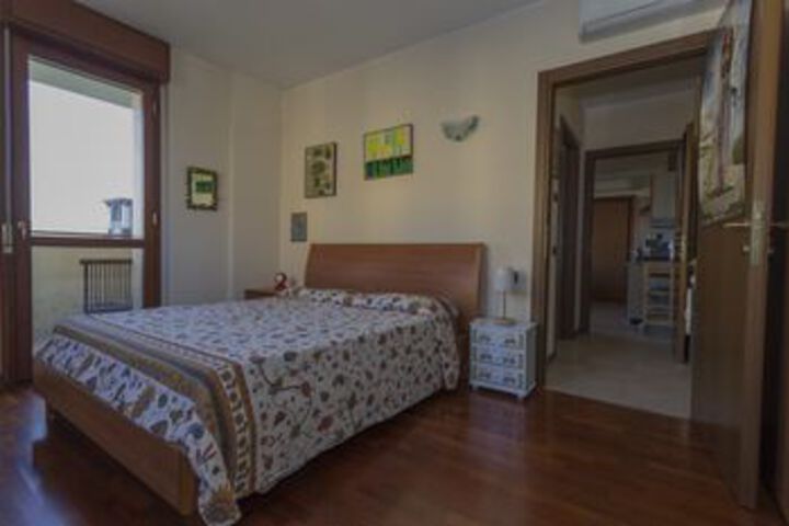 Room 8 of 18