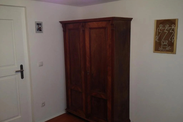 Room 6 of 10