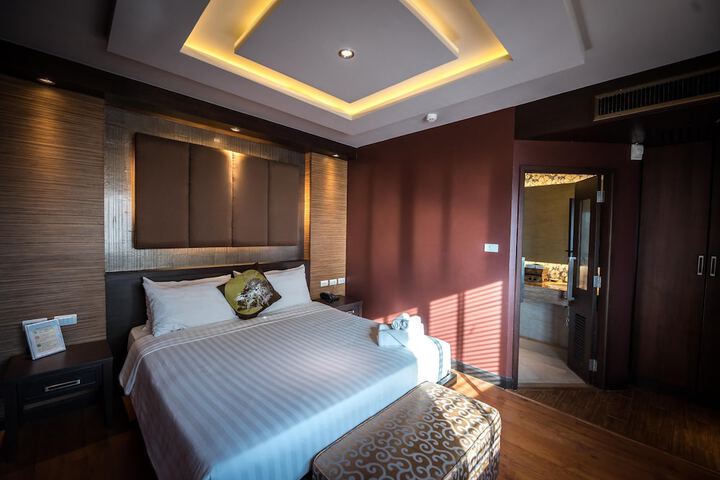 Room 12 of 50