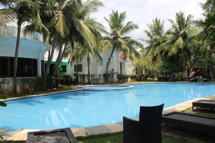 Hotel Pool