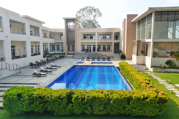 Pool 33 of 70