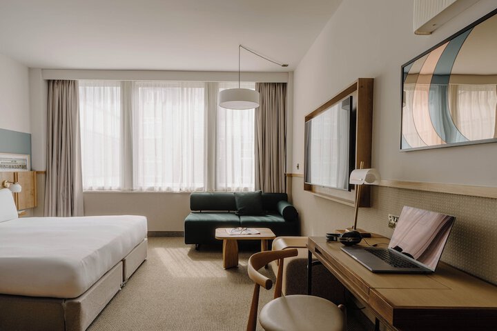 Room 33 of 68
