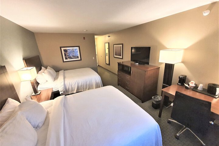 Standard Queen Bed Accessible (25 of 25)
