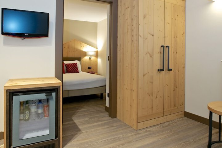 Room 8 of 186