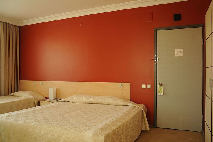 Room 2 of 33