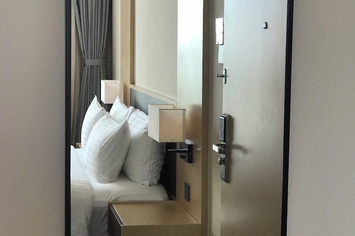 Room 12 of 32