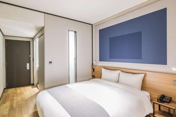 Room 26 of 100