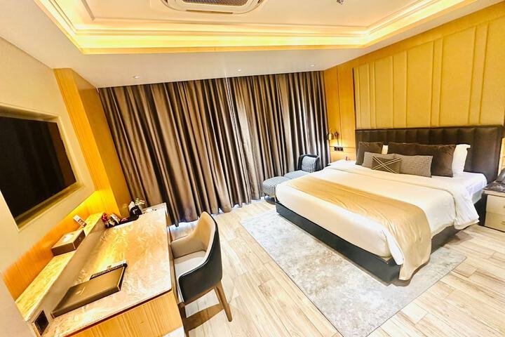 Room 32 of 62