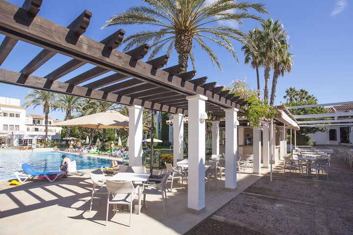 Swim-up bar