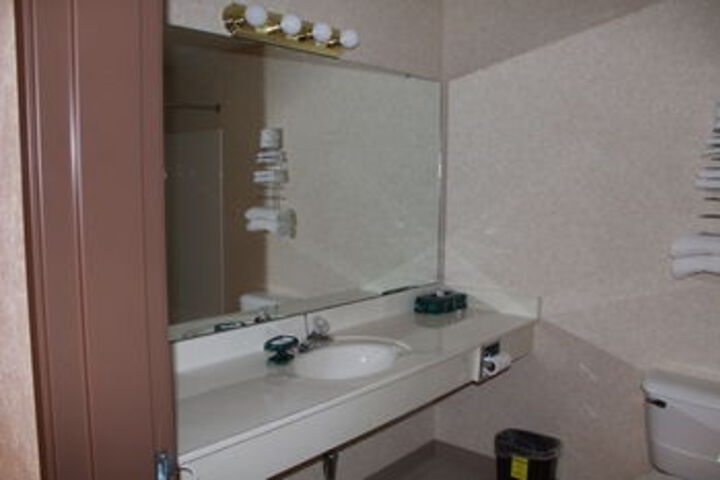 Room 4 of 76