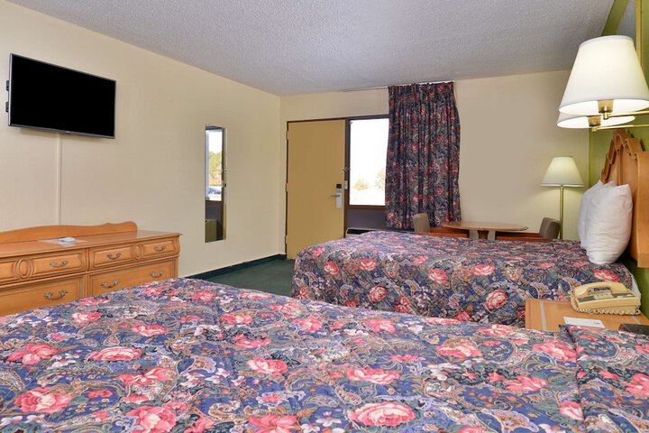 2 Queen Beds (2 of 4)