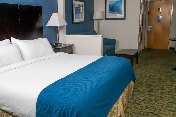 2 Queen Beds Pet Friendly Room Work Desk Chair with Ottoman Microwave and Refrigerator Full Breakfast (3 of 7)