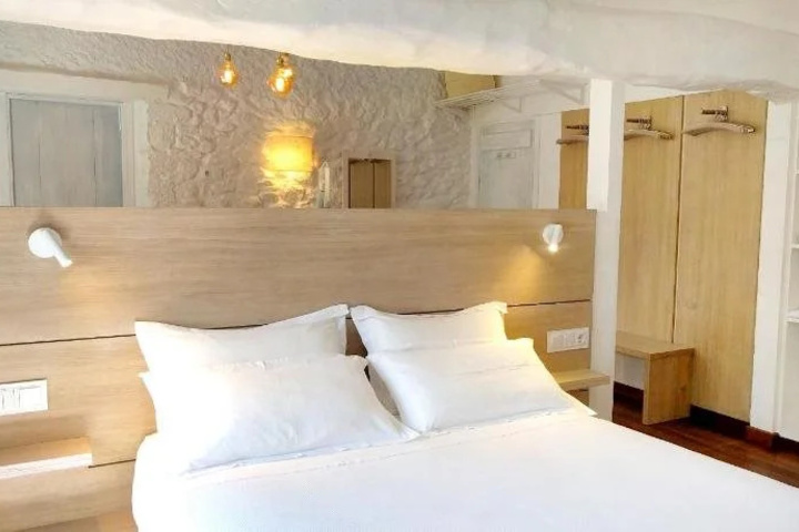 Room 2 of 12