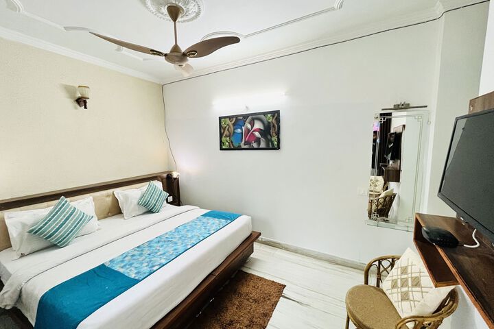 Room 13 of 19
