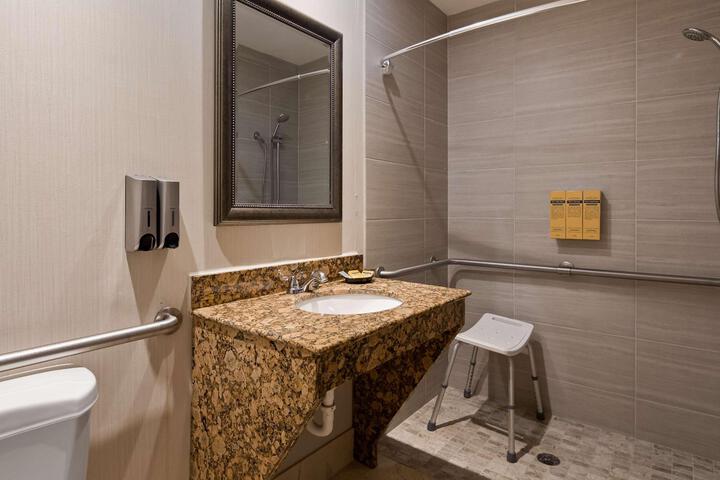 Suite 1 King Bed Microwave and Refrigerator WiFi Full Breakfast (4 of 31)