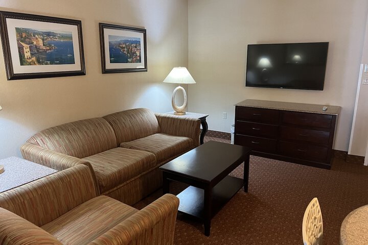 Lounge 94 of 153