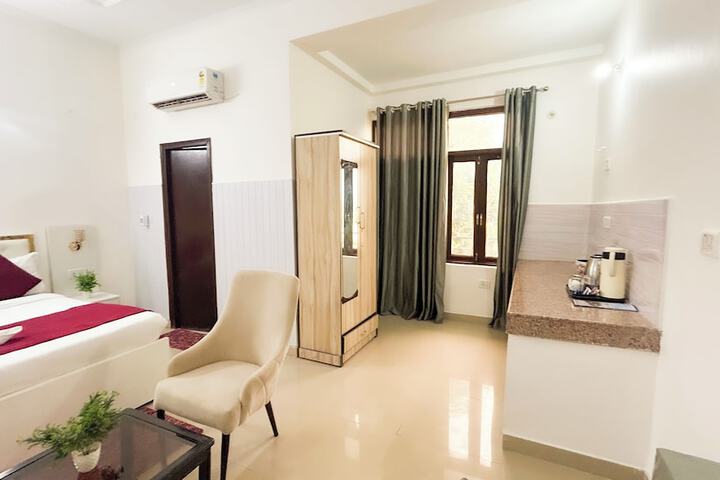 Room 6 of 28