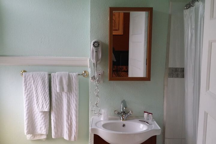 Bathroom sink