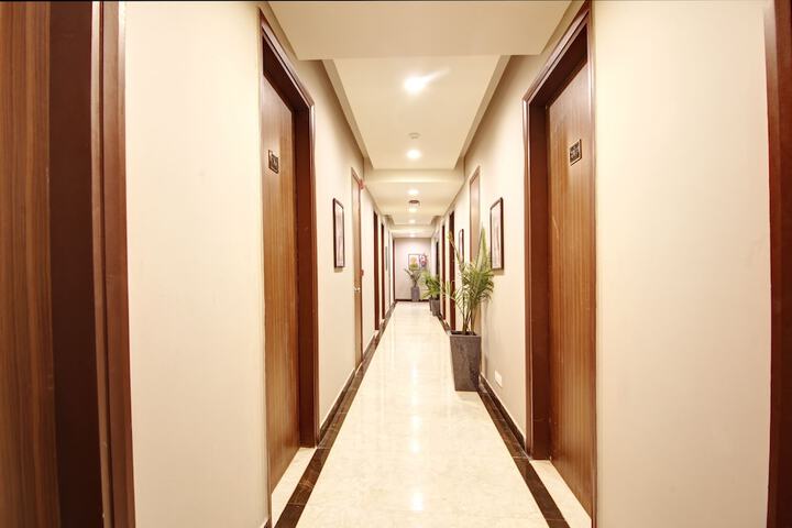 Ballroom/Hall 21 of 28